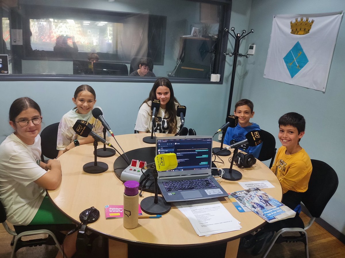 Entrevista de les cooperatives que han creat els i les alumnes de 5è al programa Planeta Cooperatiu de la ràdio del Prat.