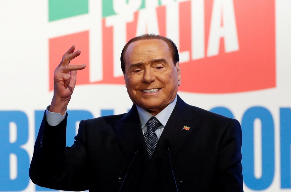 IPECOP's tweet photo. Fallece Silvio Berlusconi, más conocido como "Il Cavalieri". Asumió el cargo de primer ministro por primera vez en 1994 y lideró cuatro gobiernos hasta 2011. Dirigió el partido Forza Italia, que se convirtió en una coalición al mando de la actual primera ministra Giorgia Meloni. https://t.co/UW2DD5Hdfk