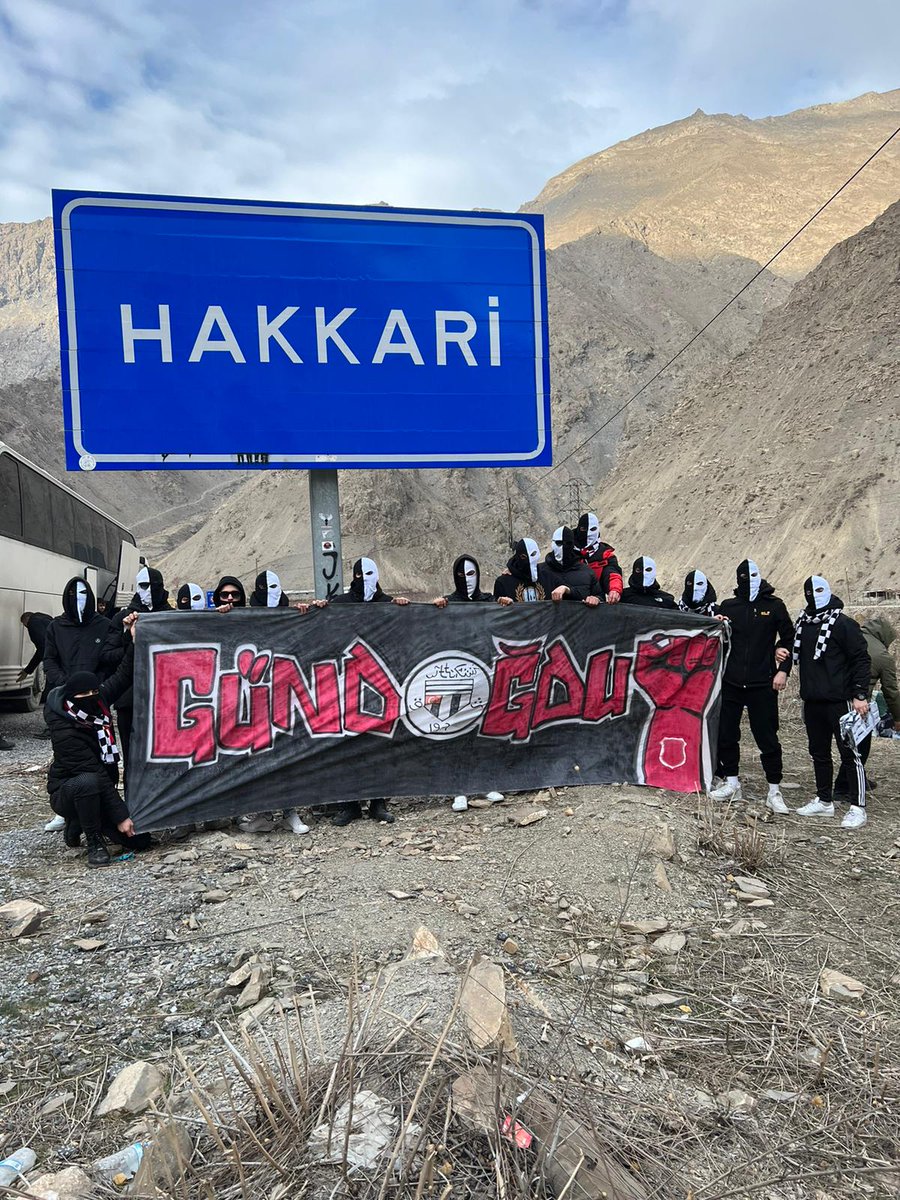 Kombineli Beşiktaş metro ve vapura bakar
Kombinesiz Beşiktaş ülkenin dört bir yanında yaşar....