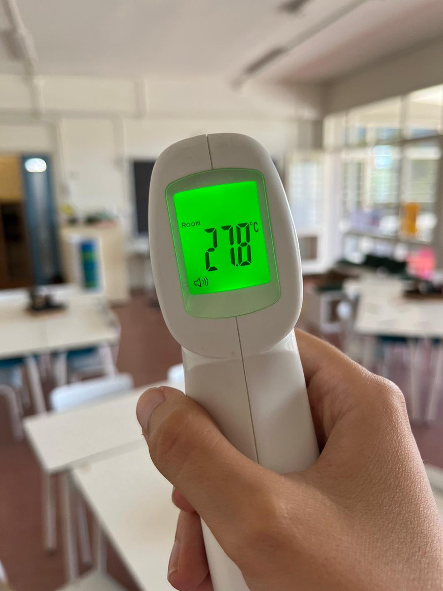 caloraules's tweet photo. Dilluns 12/06/2023. Escola Poble Nou, a les 13h, aula de 2n, amb 3 ventiladors funcionant i les portes obertes!

Treballar i estudiar a més de 27°C en una aula, no es permès segons el RD 486/1997. 

@consorciedubcn NECESSITEM UNA SOLUCIÓ DEFINITIVA URGENT! https://t.co/4Qba9FzeQj