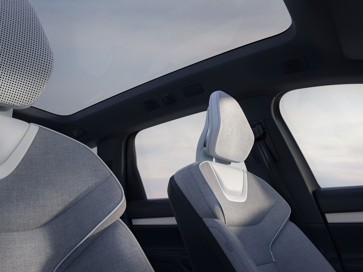 ¿Sabías que el techo panorámico es el más grande que hemos diseñado? El cristal tintado permite iluminar el habitáculo con la luz natural y protege a los pasajeros de la radiación ultravioleta. 

#VolvoEX90 #SafetyInMind #VolvoForLife