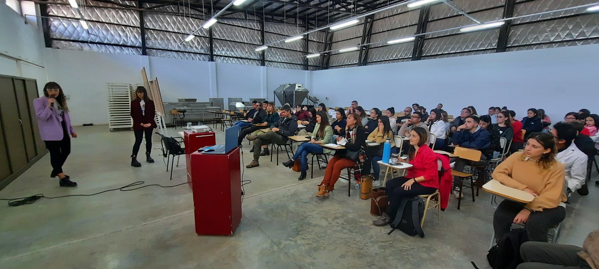 unrnvalle's tweet photo. #OrgulloUNRN | 👩🎓Nuevas graduadas de la Ingeniería en Biotecnología de la #UNRN
🎓Se trata de Iara Tesán y Erica Cianamaria, quienes presentaron su trabajo final de grado denominado "Aplicaciones biotecnológicas: Diseño de planta de producción de sidra con maceración enzimática" https://t.co/RtItLU5dgT