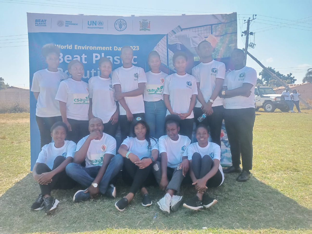 Antoinett2002's tweet photo. University of Zambia one of the CoE @GcuCsayn empowered learners last week on Friday to  educate their friends on plastic disposal and reuse.🗑️💚
#BeatPlasticPollution 
#Sustainability 
#CircularEconomy https://t.co/5q6pYYWK2v