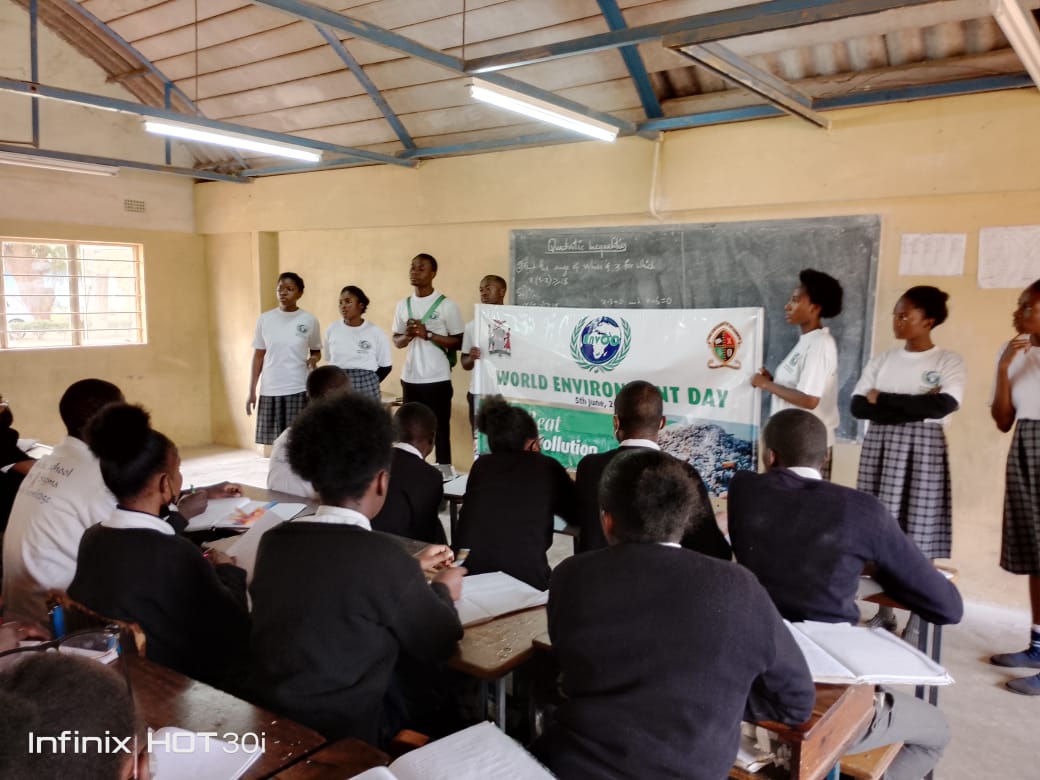 Antoinett2002's tweet photo. University of Zambia one of the CoE @GcuCsayn empowered learners last week on Friday to  educate their friends on plastic disposal and reuse.🗑️💚
#BeatPlasticPollution 
#Sustainability 
#CircularEconomy https://t.co/5q6pYYWK2v