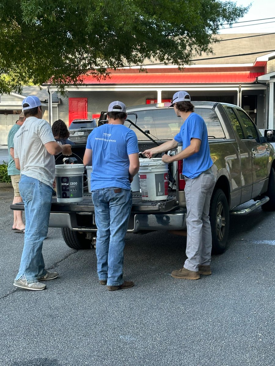 Thank you to our NU crew members who assisted with Keep Newnan Beautiful's most recent paint recycling event. Some of the interns jumped in to help, too!

Thanks to Keep Newnan Beautiful, they collected 16 crates of paint to be recycled. ♻️
#newnanutilities #communitypowered