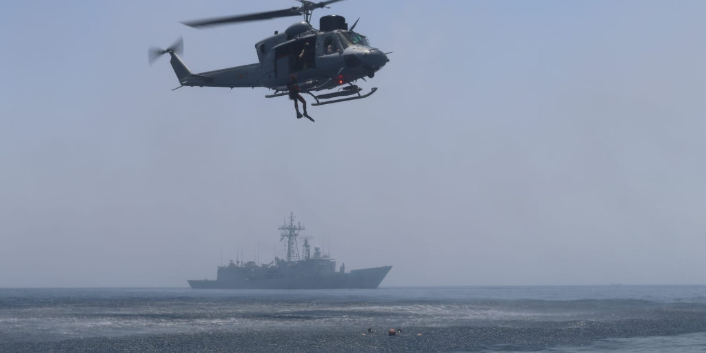 🇪🇺#EUNAVFOR flagship 🇪🇸#REINASOFIA performed a SAR (Search & Rescue) exercise with the AB-212 helicopter of the 3rd Squadron. These exercises allow the frigate to be prepared for any contingency while patrolling the waters of #RedSea & #NWIO. #maritimesecurityprovider @eu_eeas