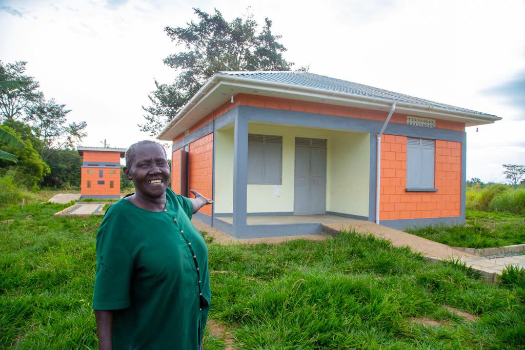 The house she had before Vs the House she was compensated with 
Many of the people who were affected by #TilengaProject were compensated 
Some with houses others with money depending on what an individual chose 

#TilengaSiteUpdates
#TotalEnergiesEPUganda
#TilengaProject