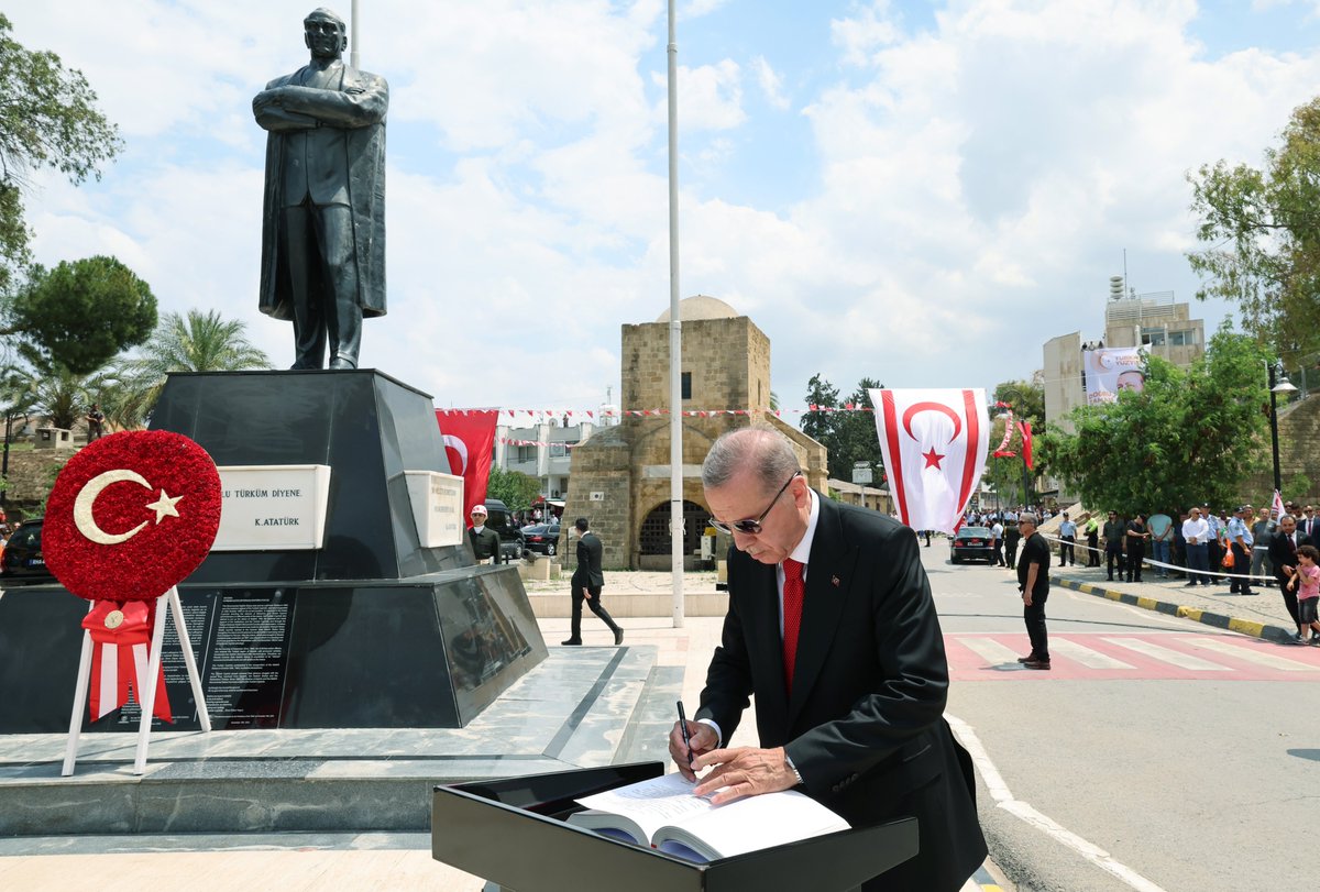 Akparti's tweet photo. Cumhurbaşkanımız Recep Tayyip Erdoğan, Lefkoşa Atatürk Anıtı'nı ziyaret etti. https://t.co/fuN5qDcFFI