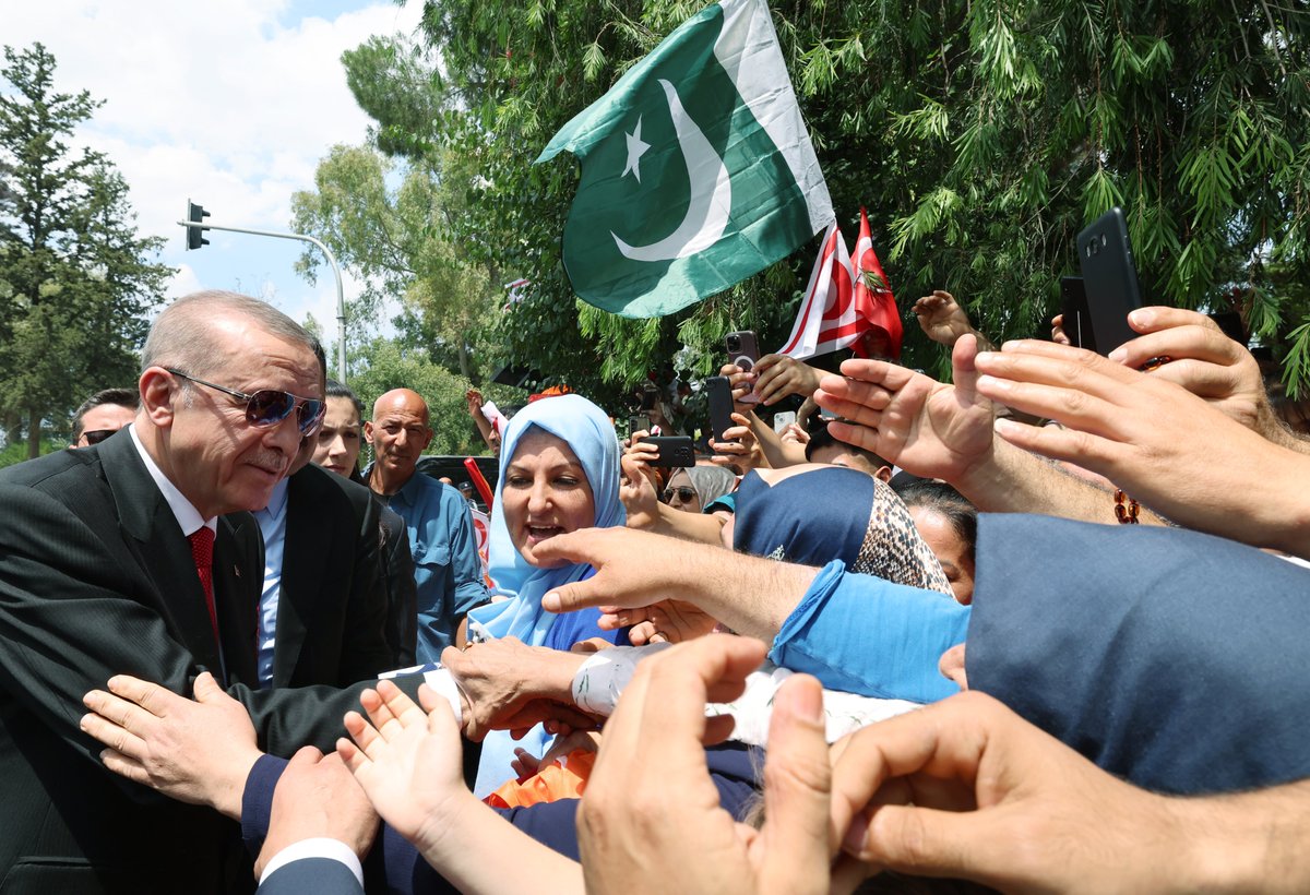 Akparti's tweet photo. Cumhurbaşkanımız Recep Tayyip Erdoğan, Lefkoşa Atatürk Anıtı'nı ziyaret etti. https://t.co/fuN5qDcFFI