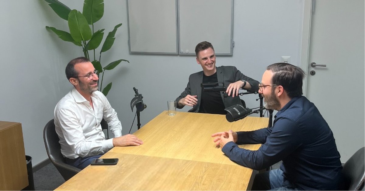 Foxstone_ch's tweet image. 🎙Vous l’attendiez tous ! Le podcast de Edouard Clerc sur Foxstone est dans la boite.
Dan Amar, CEO &amp;amp; David El Eini, COO, ont partagé leur passion et leur vision de l’investissement immobilier 🚀
Bientôt disponible en ligne! 

#Foxstone #Inved #Podcast #Immobilier #Investissement