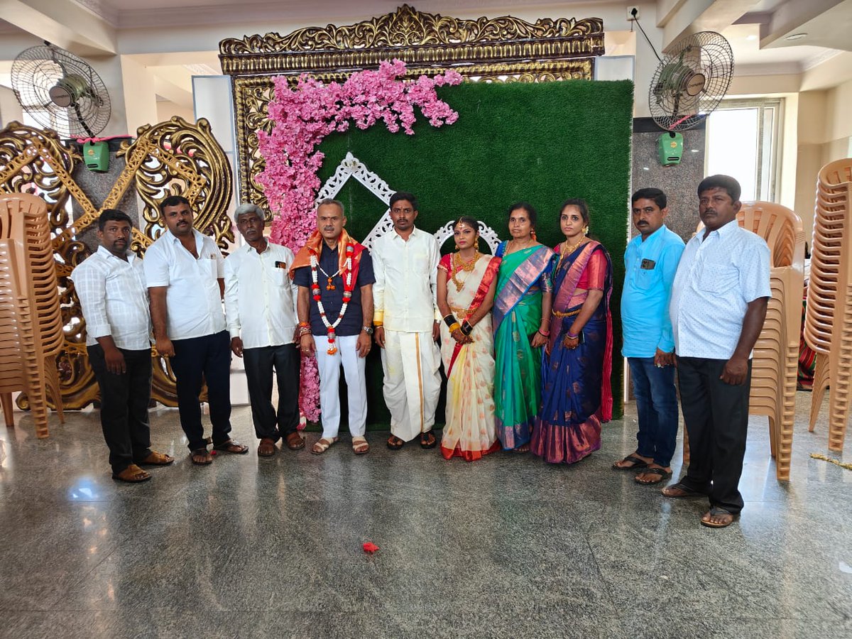 bsureshgowda1's tweet image. ಇಂದು ನಮ್ಮ ತುಮಕೂರು ಗ್ರಾಮಾಂತರ ವಿಧಾನಸಭಾ ಕ್ಷೇತ್ರದ ಹೊಳಕಲ್ಲು ಗ್ರಾಮ ಪಂಚಾಯ್ತಿ ಸದಸ್ಯರಾದ ಶ್ರೀಮತಿ ಗಂಗಮ್ಮನಟರಾಜ್ ರವರ ಮಗನ ಮದುವೆ ಕಾರ್ಯಕ್ರಮದಲ್ಲಿ ಭಾಗವಹಿಸಿ ನವ ವಧು - ವರರಿಗೆ ಆಶೀರ್ವದಿಸಿ ಅವರ ನೂತನ ಜೀವನ ಸುಖಕರವಾಗಿರಲಿ ಎಂದು ಶುಭ ಕೋರಲಾಯಿತು.

 #TeamBSG #TumkurRural #Shakthisoudha #marriage