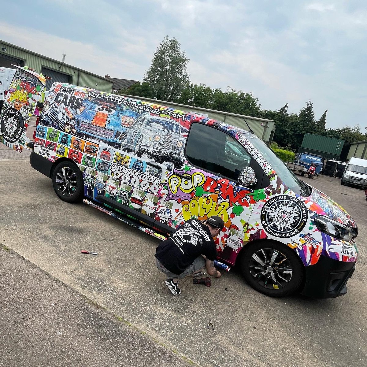 Popbangcolour's tweet photo. Over Reform Automotive having bits wrapped by signsandgraphicsukltd added to the @popbangcolour x @HendyGroup Proace van - including rear spoiler, mirror caps &amp; side running bars 

Looking forward to @HendyPerform day on the 24th @thruxtonracing 

#Hendy #HendyPerformance https://t.co/zTDiarv6p0