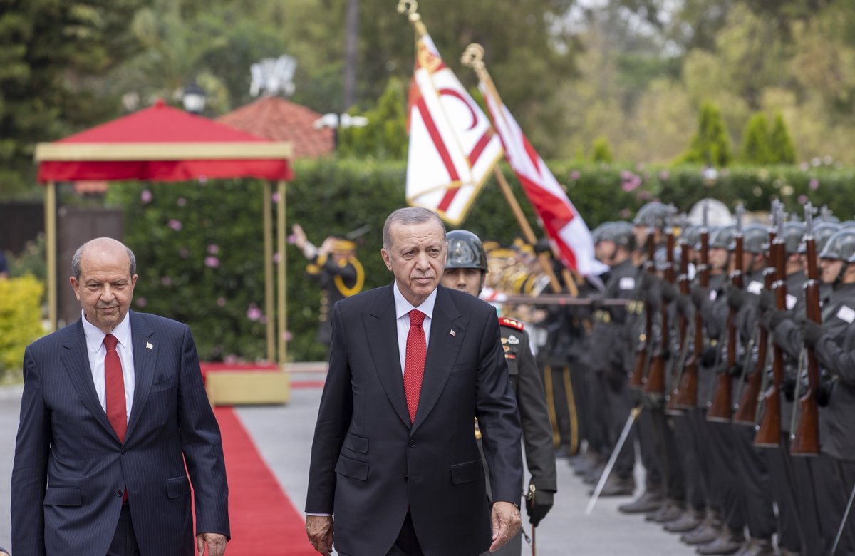 Akparti's tweet photo. Cumhurbaşkanımız Recep Tayyip Erdoğan, Kuzey Kıbrıs Türk Cumhuriyeti Cumhurbaşkanı Ersin Tatar tarafından resmi törenle karşılandı. https://t.co/cb0IIAT1vb
