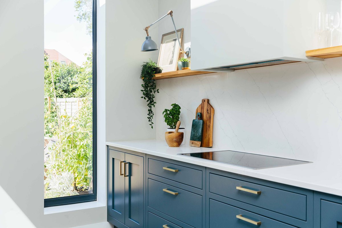 MyBespokeRoom's tweet image. Check out this stylish kitchen! 💙 Want more inspiration? Then click the link to sign up to be a part of our design community so you can be kept up to date on all the latest home decor trends: bit.ly/3a0bdif

#kitchengoals #homedecor #bluekitchen