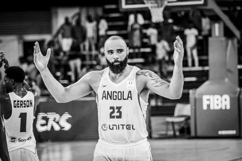 angolafrases1's tweet photo. Um Americano que veio jogar no campeonato, mas ficou e tornou-se um de nós. O Reggie amava este país, as pessoas, sentia-se e vivia como um Angolano como se nesta terra tivesse nascido. 
Obrigado Reggie Moore❤️
Descansa Reggie
Descanse em paz 🙏🏾 https://t.co/qoxBNOmpZO
