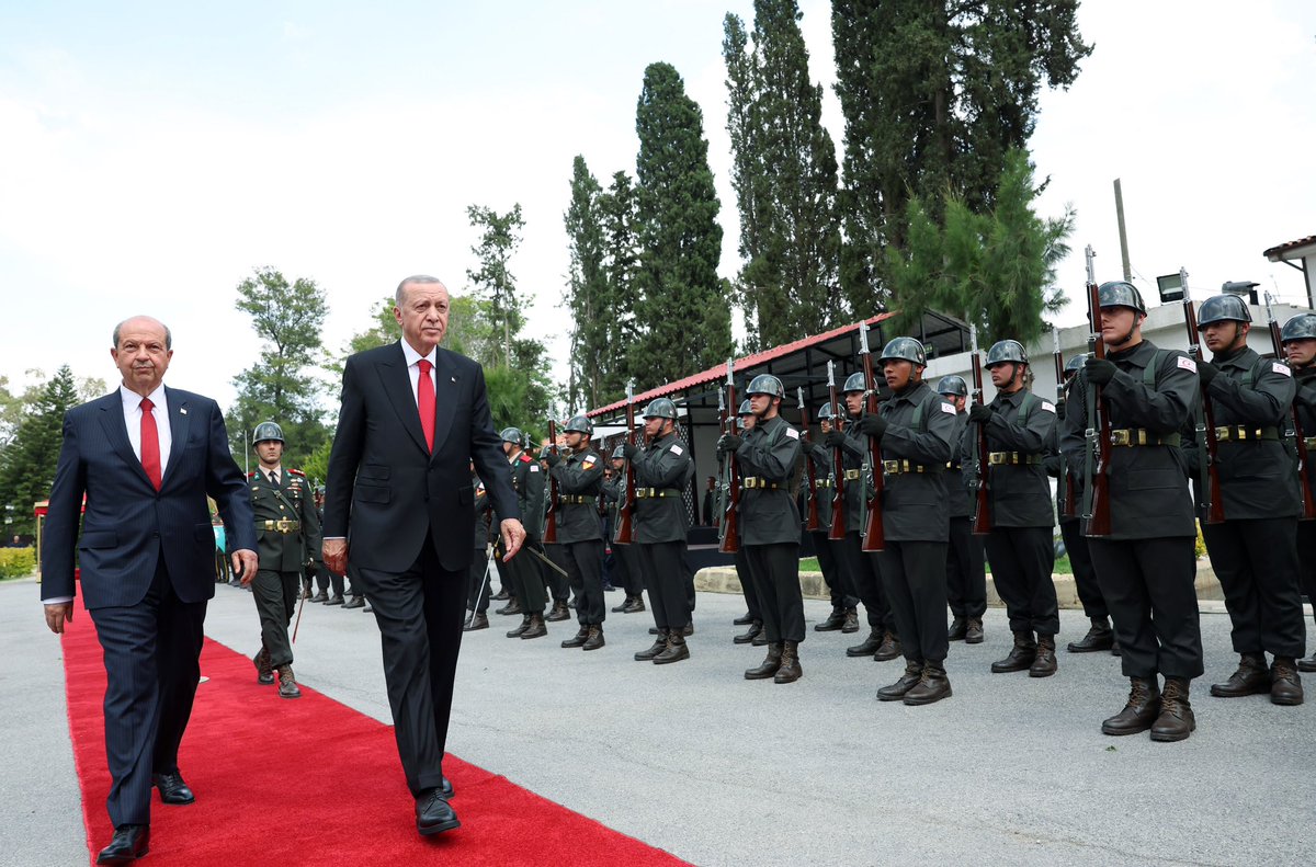 Cumhurbaşkanımız <a href="/RTErdogan/">Recep Tayyip Erdoğan</a>, Kuzey Kıbrıs Türk Cumhuriyeti (KKTC) Cumhurbaşkanı Ersin Tatar tarafından resmî törenle karşılandı.
