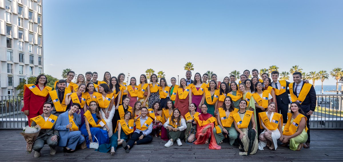 🎓 Estudiants de 6è de Medicina del grau interuniversitari entre la UPF i la UAB a l'Hospital del Mar celebren el jurament hipocràtic. 
Enhorabona a tots i totes! 
#CampusMar  
👉🏽bit.ly/3p6Lo7s🙌🏽✨