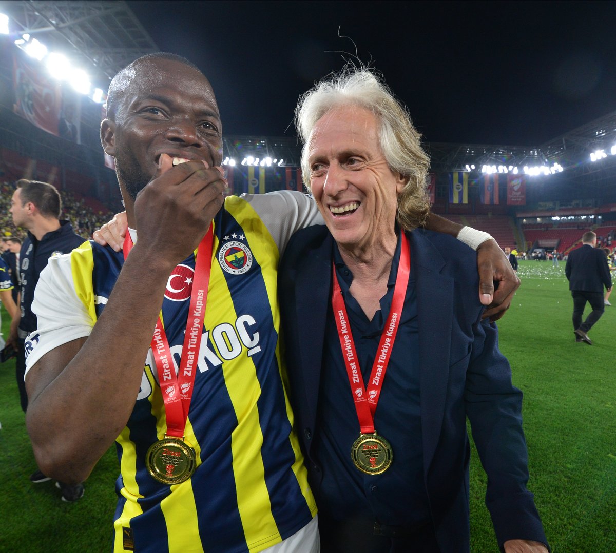 ajansfenercom's tweet photo. Fenerbahçe, Jorge Jesus yönetiminde 2 kulüp rekorunu kırdı.

✅ 38 Galibiyet 
⚽ 126 Gol https://t.co/t98VXn3DQy