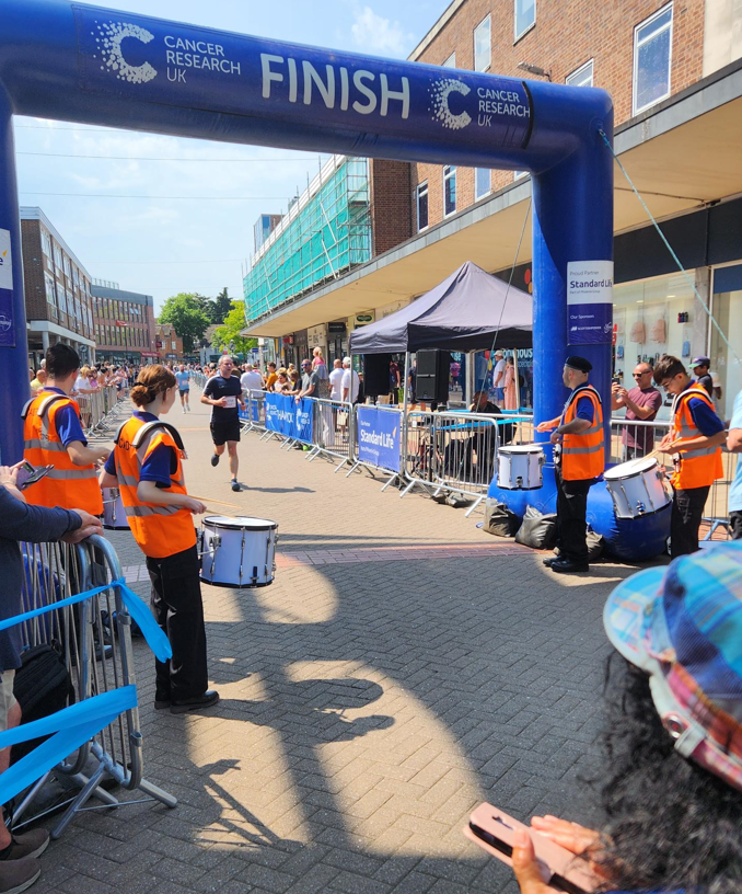CadetsWMP's tweet photo. Working so hard we are so proud of #1SH & #1DrumCorps handing out medals, water and snacks as well as beating the drum for #runners & #walkers through the finish line @raceforlife @CR_UK @StandardLifeUK #RFLinYourShoes ๐๐๐
๐โโ๏ธ๐โโ๏ธ๐๐ฎโโ๏ธ๐ฎโโ๏ธ๐๐ฅ๐๐ https://t.co/nCgfMhEOyF