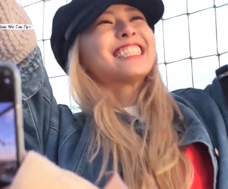 itzyunxa's tweet photo. One quality that makes me unique is that when I smile my eyes smile too. Shaped like the moon, usually called eye smile. also my mouth will show a row of neat teeth https://t.co/mXGcQrwWRi
