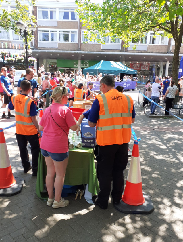 CadetsWMP's tweet photo. Working so hard we are so proud of #1SH & #1DrumCorps handing out medals, water and snacks as well as beating the drum for #runners & #walkers through the finish line @raceforlife @CR_UK @StandardLifeUK #RFLinYourShoes ๐๐๐
๐โโ๏ธ๐โโ๏ธ๐๐ฎโโ๏ธ๐ฎโโ๏ธ๐๐ฅ๐๐ https://t.co/nCgfMhEOyF