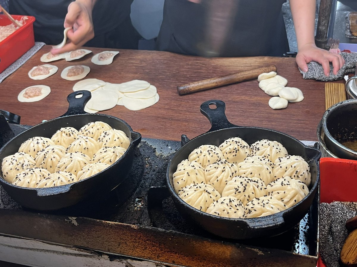 台湾の醍醐味！美味しい屋台が集まる夜市へ行ってきました！ どれも美味しそうで全部食べたい❣️台湾グルメ小籠包海鮮焼き牡蠣オムレツお腹がいくつあっても全部食べきれない。体重増まちがいなし！😂