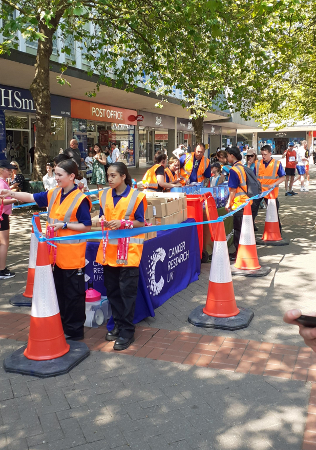 CadetsWMP's tweet photo. Working so hard we are so proud of #1SH & #1DrumCorps handing out medals, water and snacks as well as beating the drum for #runners & #walkers through the finish line @raceforlife @CR_UK @StandardLifeUK #RFLinYourShoes ๐๐๐
๐โโ๏ธ๐โโ๏ธ๐๐ฎโโ๏ธ๐ฎโโ๏ธ๐๐ฅ๐๐ https://t.co/nCgfMhEOyF