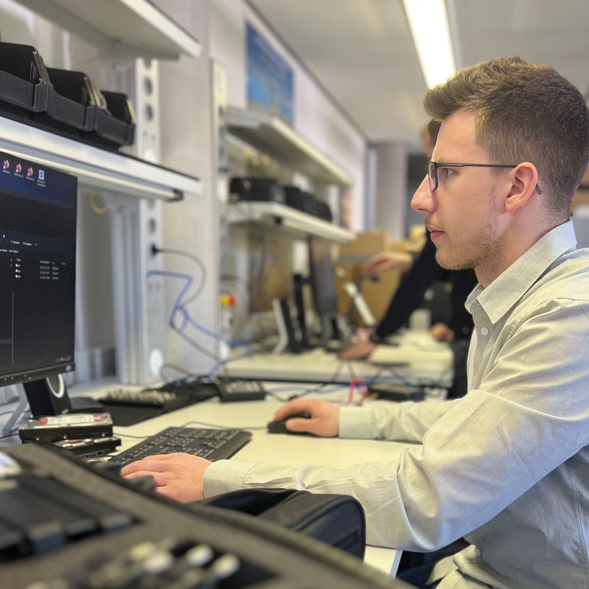 zoll_info's tweet image. #VIT - das steht für #Verwaltungsinformatik, eine der vielen Abkürzungen beim Zoll. Doch welche Aufgaben verbergen sich hinter diesem Begriff und wie sieht der Arbeitsalltag im Bereich VIT aus? Ein Kollege nimmt uns mit in die Welt der #Zoll-Informatik.

➡️linkedin.com/pulse/wie-sehe…