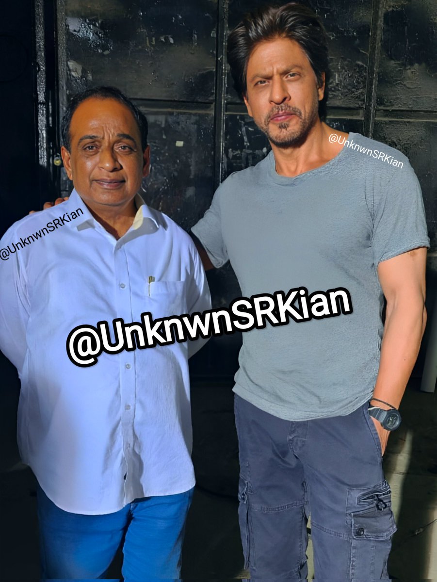 #EXCLUSIVE

#ShahRukhKhan sir with someone on the sets of #DUNKI

#SRK sir as #HARDY
Looking so fit n fine in this look ❤️🥺😍🔥

This pic is from November 2022 from Filmcity Mumbai

#ShahRukhKhan𓀠 #SRK𓃵 #ShahRuhKhan #SRK #Pathaan #Jawan #Hirani