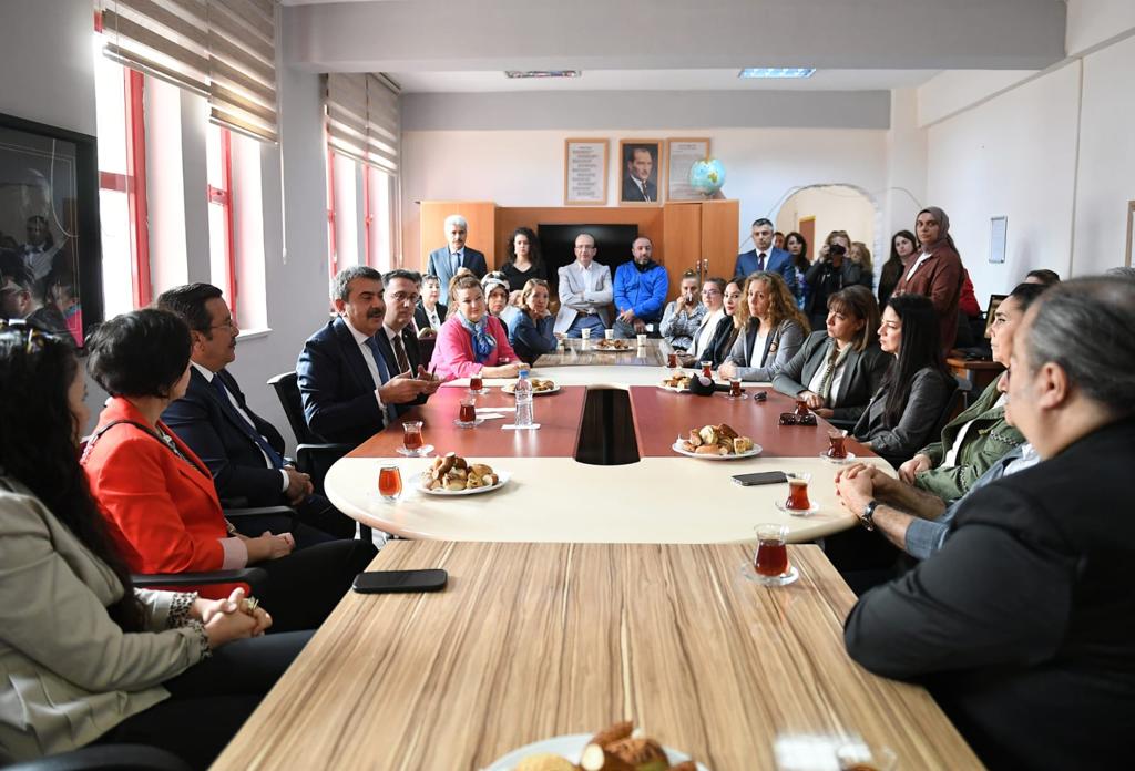 tcmeb's tweet photo. Bakan @Yusuf__Tekin, Okul Ziyaretleri Kapsamında Ankara Güzel Sanatlar Lisesi Öğretmen ve Öğrencileriyle Bir Araya Geldi

“Öğretmenlerle istişarelerimizi kurumsal hâle getireceğiz. 'Türkiye Yüzyılı’nı inşa edecekseniz bunu ancak gelecek kuşakları bu bilinçle bu hayale sahip çıkacak şekilde eğiterek yürütebilirsiniz. Onu da hep beraber yapacağız inşallah...”

👉https://t.co/Z7qctBdM9V