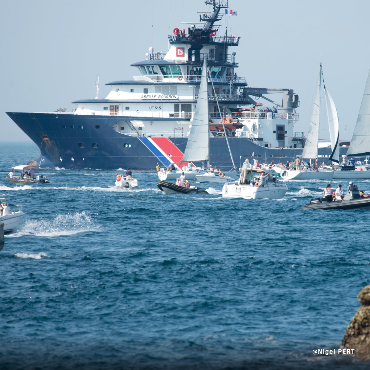 L'Abeille Bourbon, quand la puissance rentre en action !
Symbole de l'importance cruciale du travail des remorqueurs pour assurer la sécurité. L'Abeille Bourbon incarne le courage et la solidarité en mer, véritable symbole de fierté.✨
#remorquer #abeillebourbon #fierte #brest