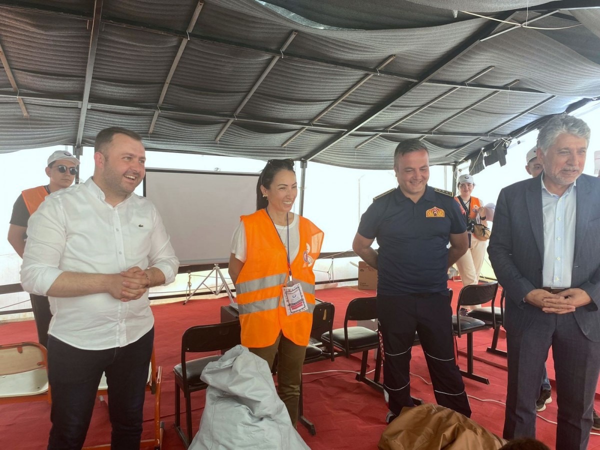 ÇOMÜ “Bilim Her Yerde” Proje Ekibi Hatay’da

#TÜBİTAK 4007-Bilim Şenlikleri Destekleme Programı kapsamında düzenlenen “Bilim Her Yerde” destek çağrısına Üniversitemiz de destek verdi. Rektörümüz Prof. Dr. Cüneyt Erenoğlu tarafından afet bölgesi Hatay Kırıkhan’a yolcu edilen ⬇