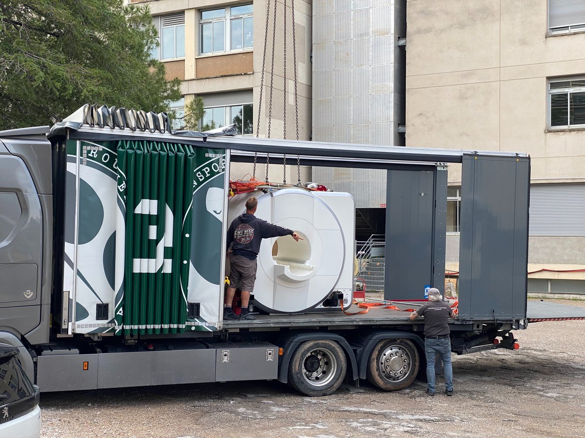 CHU_Montpellier's tweet photo. #équipement #IRM 🚧👨⚕️ Le service de neuroradiologie à l'hôpital Gui de Chauliac vient de se doter d'une #IRM flambant neuve (3 Tesla) dont le grutage s’est déroulé samedi dernier.
Ce renouvellement est concomitant au remplacement de l’#angiographie monoplan par une #biplan. https://t.co/cnXdGQnSLF