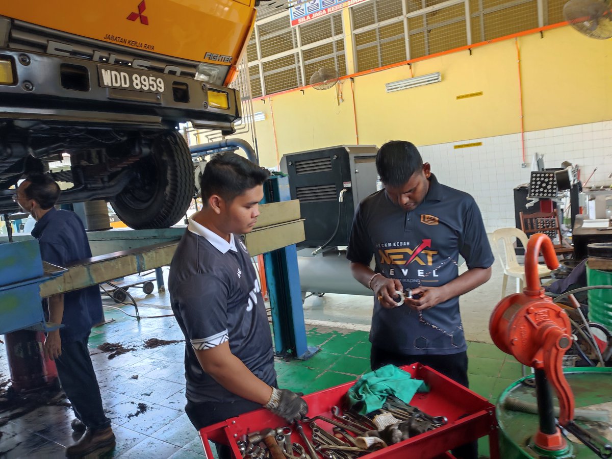 danialjkrckm's tweet photo. AHAD : 11/6/2023

- Kerja-kerja servis berkala lori JKR Pendang bersama Encik Vivek dan Encik Din
- Penggantian minyak enjin, menukar getah sleeve, penggantian penapis udara dan menambah grease di bahagian tertentu

@EnCiK_JM1 
@JKRCKMKedah 
#internfebjun2023
#ckmkedah https://t.co/l1udd1NRw9