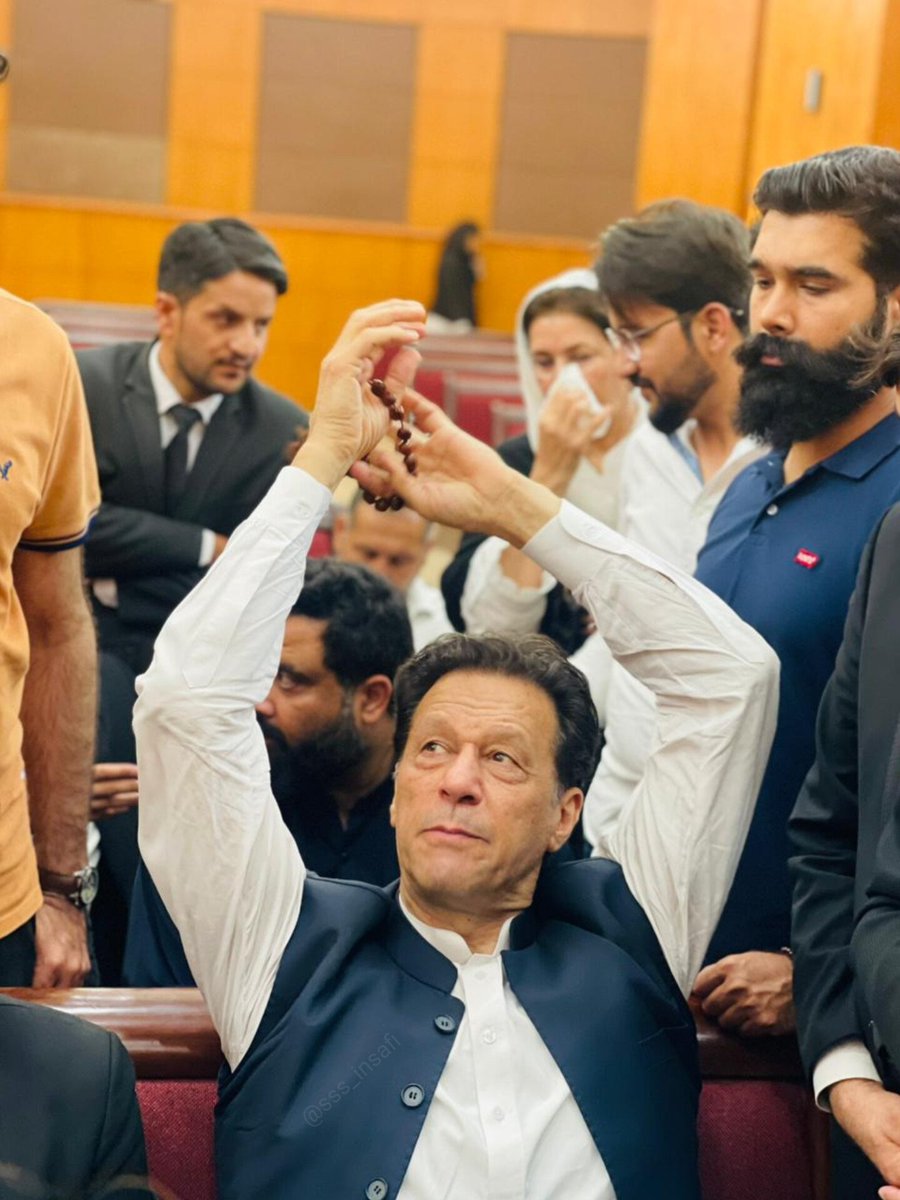 Mahnoor2662's tweet photo. دیکھو تو سہی بغیر کسی خوف کے انگڑائیاں ایسے لے رہا ہے جیسے اپنے بیڈ روم میں بیٹھا ہو https://t.co/Uj1FJ5oMdc