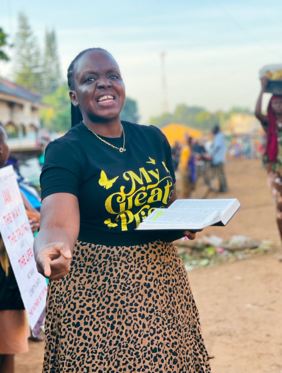 mukose__'s tweet photo. Women, it’s MY GREAT PRICE WEEK!!! 🥳🥳
“Nababulirang’abantu, obulokozi bwona
Obutali bwa kitundu, obulamba obw’obuwa
Nze nategezanga ebya Yesu, n’obuvumu
Nessitya…” 🎶 | Till Jesus is everywhere 🧎🏾♀️
#StreetInvasion | #MyGreatPrice2023 🦋 https://t.co/4vXTiTNj1n