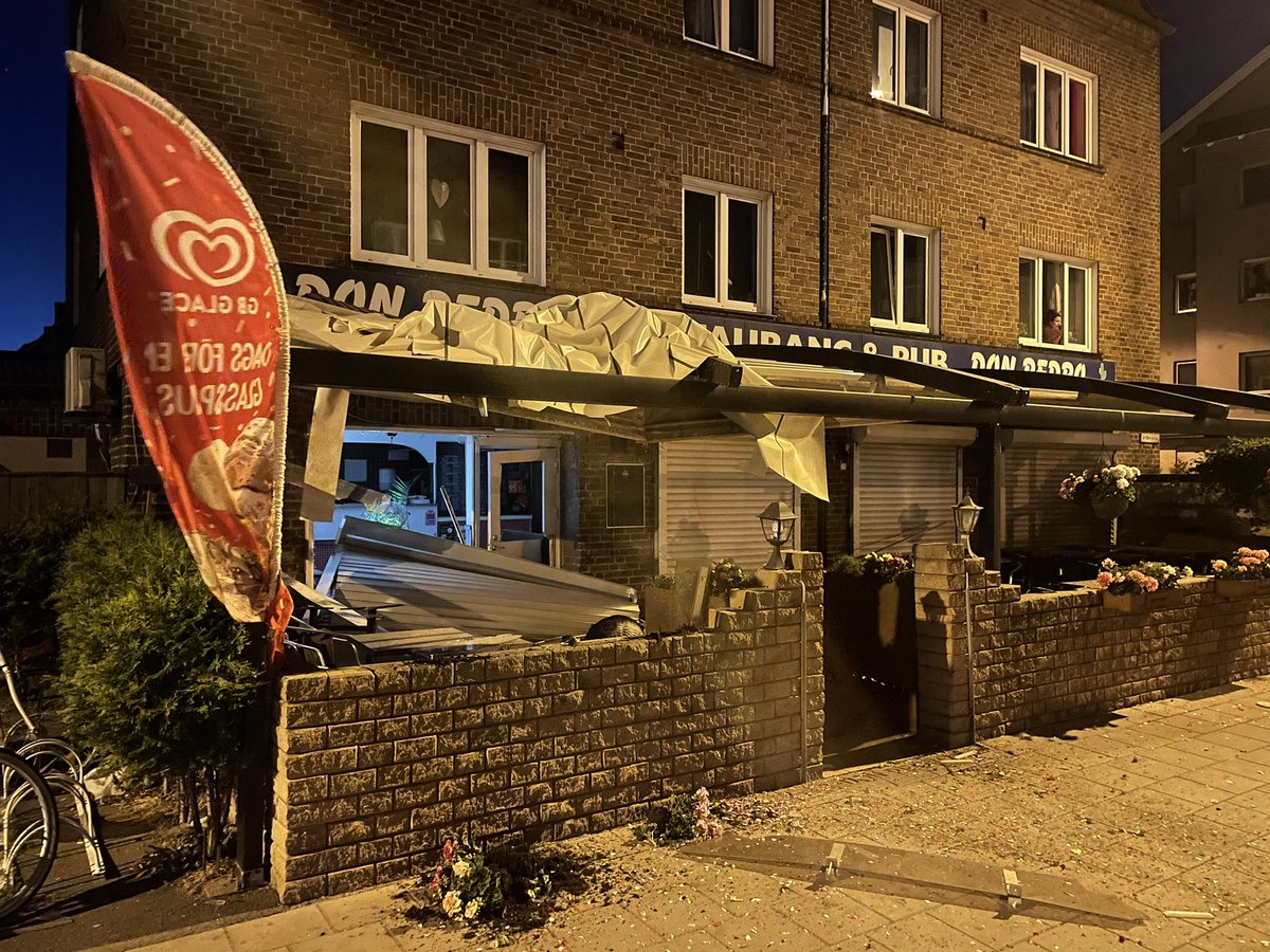 En alldeles nybombad uteservering i Landskrona. Tre veckor efter en dödsskjutning på samma plats. Vinsten kommer lite längre fram.