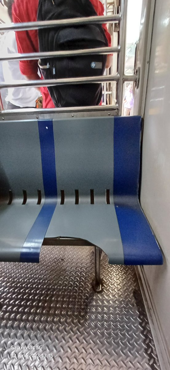 sssmspeaks's tweet photo. @WesternRly @RailMinIndia @drmbct मुंबई उपनगरीय लोकल क्रमांक ५१८८B या गाडीतील डब्यात आसन तुटले आहे त्यामूळे कोणत्याही प्रवश्याला दुखापत होऊ शकते तरी आपण हे आसन त्वरित दुरूस्त करून घ्यावे ही विनंती.
दुरुस्ती झाल्यानंतरचे छायाचित्र जोडावे.
@Lokmat_Lungase @mataonline https://t.co/gOgnq0opzl