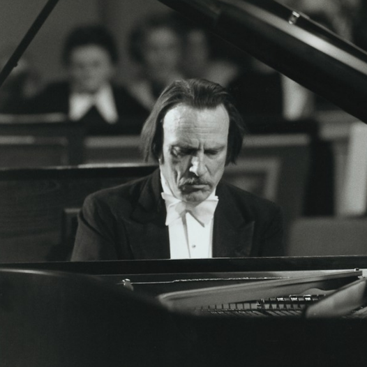 🎹 We commemorate the legendary Arturo Benedetti Michelangeli, who passed away #onthisday in 1995. Famous for his peculiar technique and exquisite musical sensibility, his interpretations enchanted several generations of music lovers.
🎧 Listen now: dgt.link/mchlngl-legreg