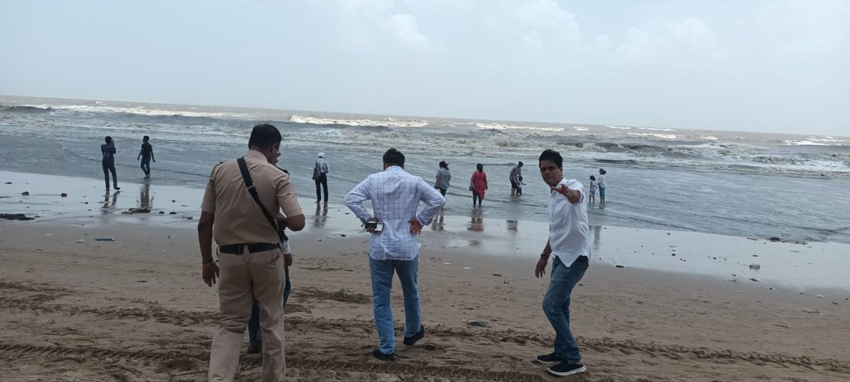 Today, alongside Corporator Shri. @AneeshMakwaaney Ji supervised the safety and security at #JuhuBeach amid the cyclonic threat to Mumbai.