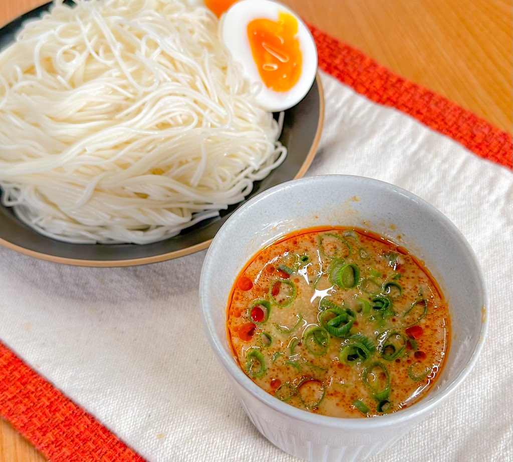 marumi_kitchen's tweet photo. 【レンジで簡単！そうめんでピリ辛つけ麺風】

暑すぎて火を使いたくない時でもレンジで作れるそうめんレシピを投下！
普通に食べるのに飽きた人はぜひ！

【材料】
そうめん 100g
ゴマダレ　大さじ3
めんつゆ　大さじ3
（2倍濃縮）
ラー油　適量
おろしにんにく　2cm
※きざみねぎ
※ゆで卵

作り方→

【作り方】
①耐熱ボウルにお湯をはったらそうめんを沈めたら600W規定のゆで時間チン
（お湯がない場合は水を600w3分ほどチンするとOK！）
②取り出したそうめんを冷水で〆たらお皿へ盛り付ける
③ゴマダレ・めんつゆ、ラー油、おろしにんにくを混ぜて完成

お好みできざみネギをそえたり、さらにやる気があればゆで卵を添えるのもおすすめ！