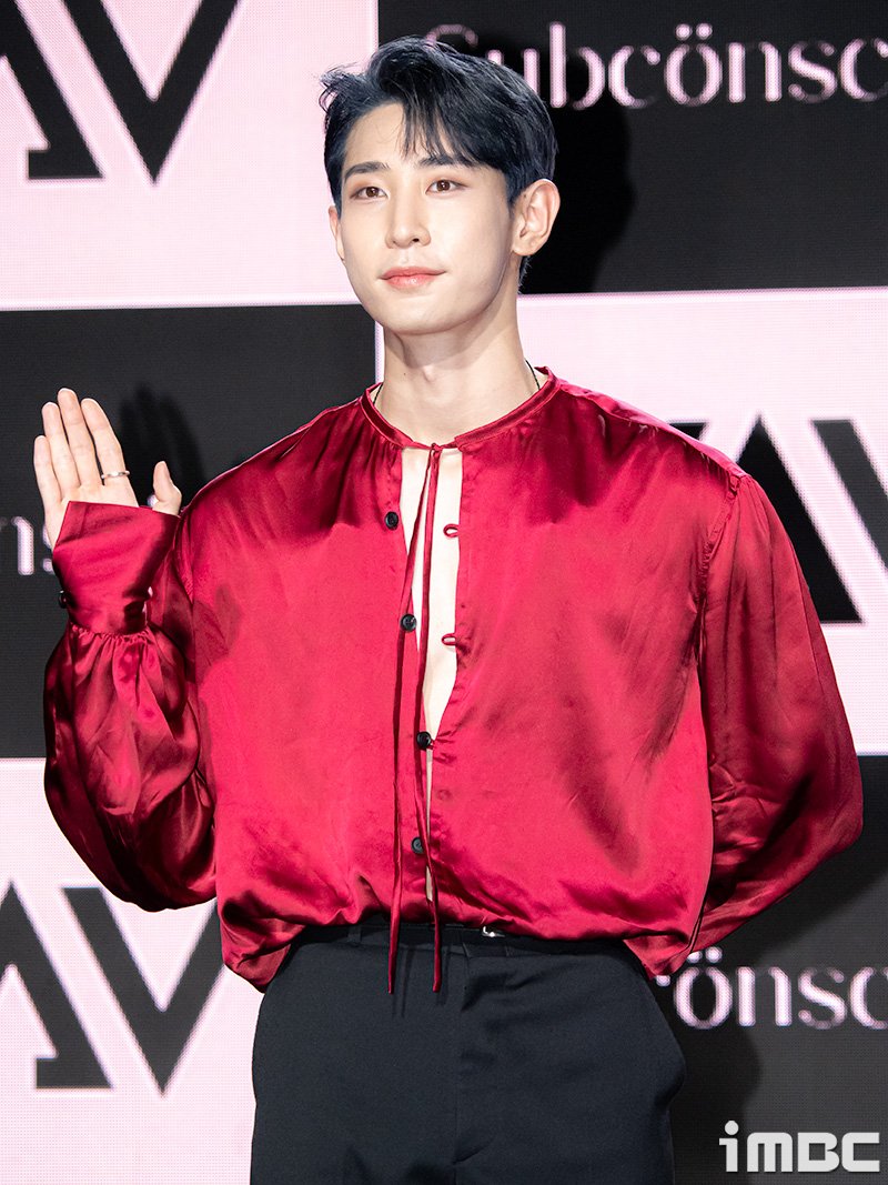 imbcenews's tweet photo. VAV 제이콥 "전역 후 말 많아진 로우…귀에 피날 정도" #VAV #브이에이브이 #Subconsolous #서브칸셔스 #제이콥
"두 멤버가 군대를 다녀오니 텐션이 높아졌더라. 로우는 예전에도 말이 많았지만 이 정도까지는 아니었다. 귀에 피가 날 정도"
https://t.co/hPpd3ua5FN https://t.co/SZ8FF8vdn3
