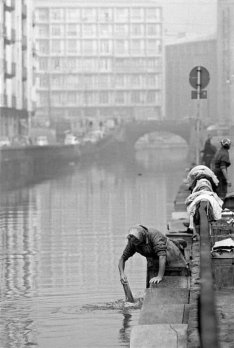 Tutto cambia,
tutto si trasforma,
niente resta immutato.

Eraclito 

#NullaCambiaTuttoCambia

#VentagliDiParole

©Ferdinando Scianna 
Washing clothes in the Navigli. 
Milan. (1965)