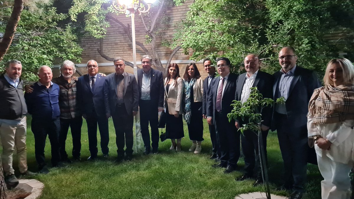 Kafkasya Üniversiteler Birliği tarafından 10-11 Haziranda Tebriz'de düzenlenen Eğitim Fuarı vesilesiyle İran'a gelen ülkemizin önde gelen üniversitelerinin saygıdeğer rektörleri ve değerli çalışanlarını Başkonsolosluğumuz bahçesinde verdiğimiz akşam yemeğinde ağırladık.