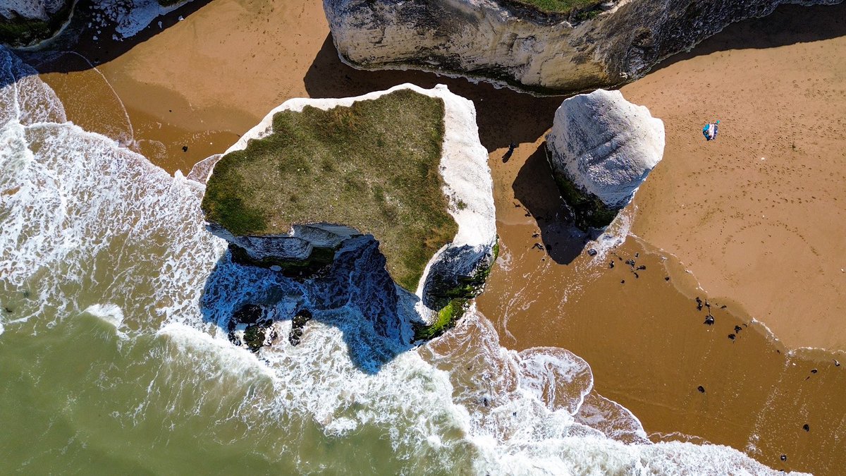 Views of Botany Bay white cliffs and the amazing chalk stacks 🌊📸
.
#broadstairs #botanybay #kent #thanet #photography #photooftheday #clifs #coast #coast #discover #explore #kentonline #bbcsoutheast #uk #visitengland #botany #ThePhotoHour #drone @PhilippaDrewITV