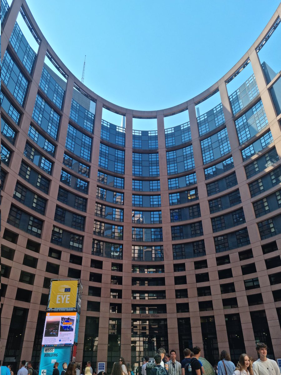 leane_dps's tweet photo. @Europarl_EYE @LCPevenements 
#Europarl_EYE #LCPevenements 
#Magic #incredible https://t.co/YxeqxtYsej