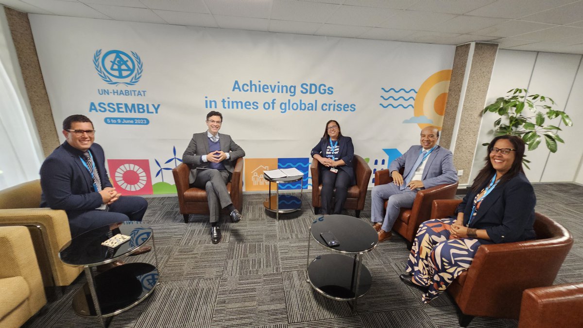 Na Assambleia de Naçoes Unidas Habitat #UNGA2 encontrei <a href="/AnaPaulaMatosBA/">Ana Paula Matos</a>  Vice-Prefeita @PrefSalvador

Assinamos Memorando de Entendimento para colaborar em açoes visando a implementaçao da #NovaAgendaUrbana e o alcance e localizaçao dos #ODS

Grande apoio do Emb <a href="/silvio_albuq/">Silvio Albuquerque</a>