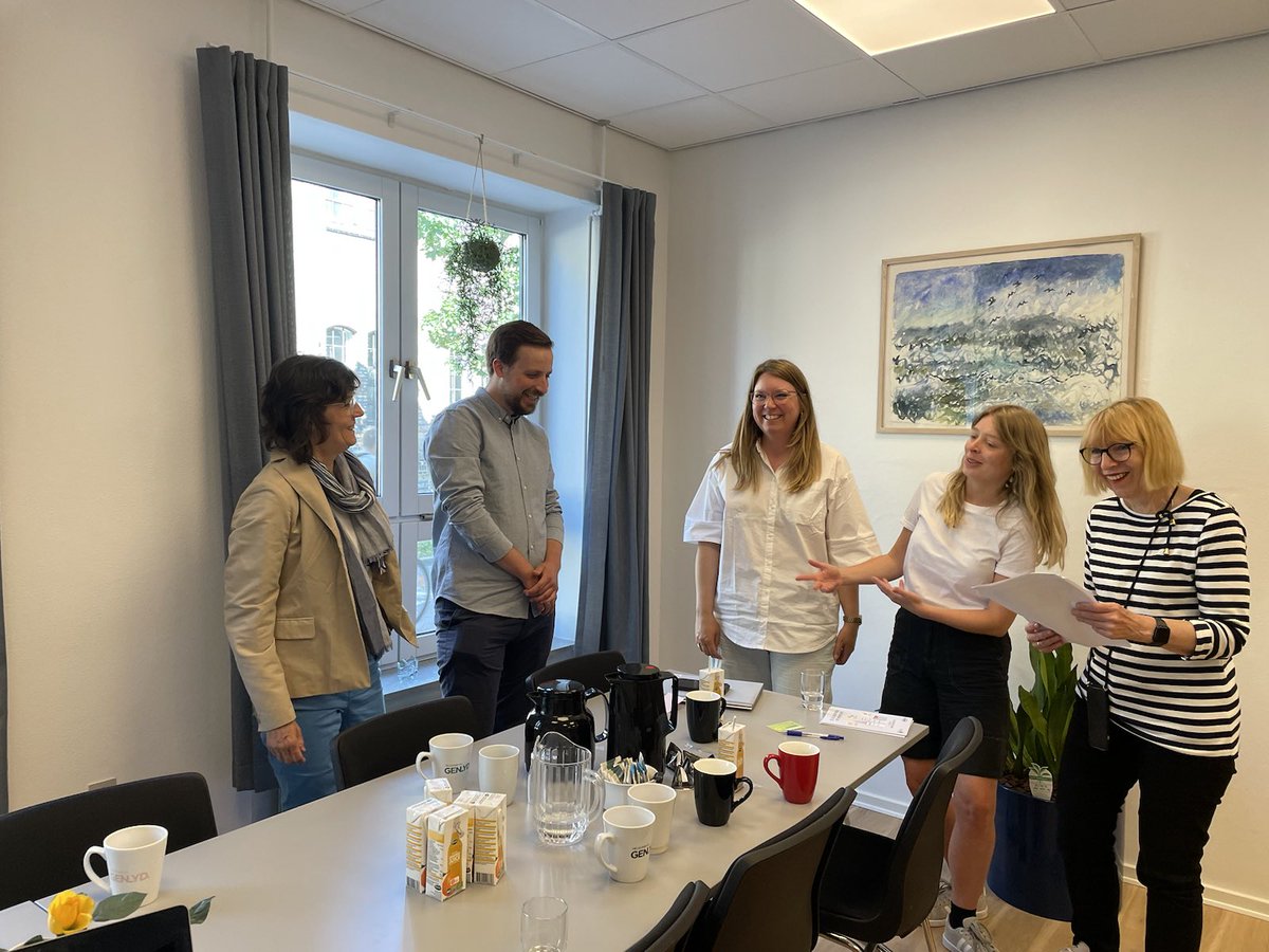 gruenpfleger's tweet photo. Wir sind seit gestern mit verschiedenen Mitgliedern unserer Fraktion in Aarhus. Bis morgen Abend steht uns ein volles Programm mit ganz unterschiedlichen Terminen bevor. Erster Stopp heute: Das Projekt Genlyd, das Teil des Plans der Gemeinde zur Bekämpfung von Einsamkeit ist. 1/ https://t.co/wXr6trNsUu