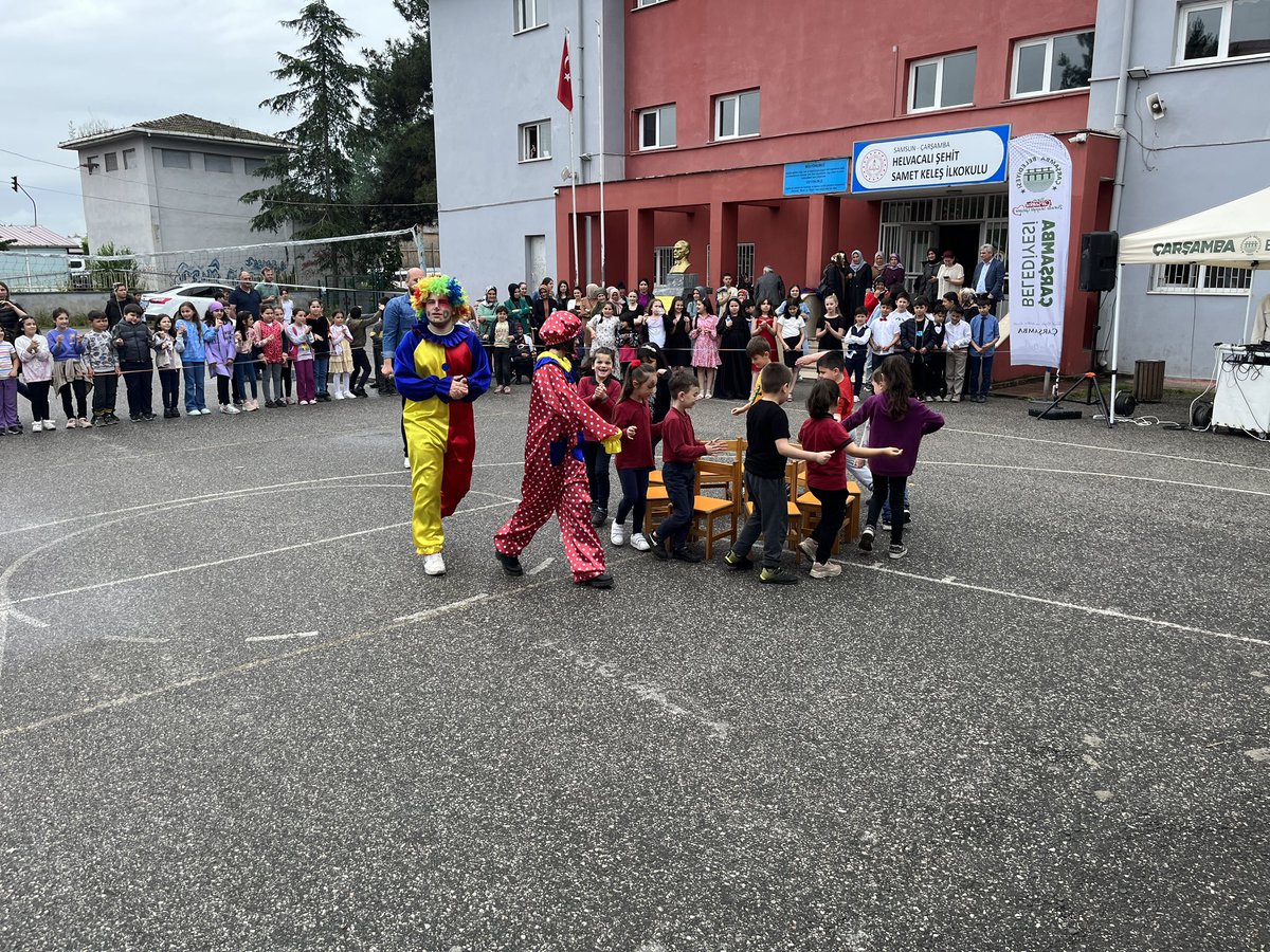 SehitSametKeles's tweet photo. 📌"Okulumda Şenlik Var"etkinliği kapsamında @carsambabld KültürMüdürlüğü ekipleri bugün okulumuzu ziyaret ettiler. Palyaço gösterisi, müzikli dans, sokak oyunları gibi birçok etkinlik ile çocuklarımızı çok mutlu ettiler. Kendilerine teşekkür ediyoruz.
@carsambamem @halitdoganbsk https://t.co/UwhPR5Zuie