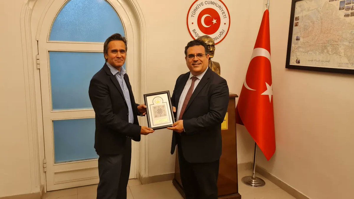 Tebriz'de gerçekleştirilen Türkiye Eğitim Fuarına katılan üniversitelerimizin Sayın Rektörlerinin Başkonsolosluğumuza gerçekleştirdikleri ziyaretleri için sonsuz teşekkürlerimizi sunar, üniversitelerimizin uluslararası alandaki başarılarının devamını dileriz.